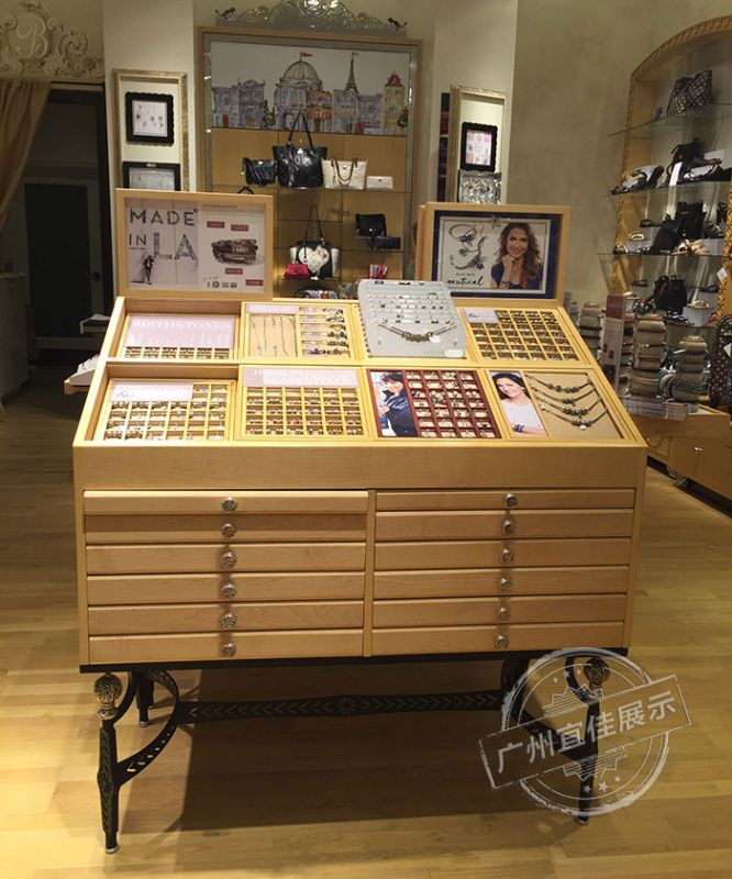 珠宝展示柜的历程与发展 奢侈品展柜的演变与美学